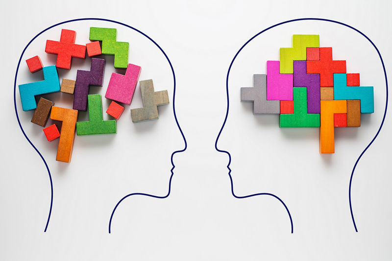 An illustration showing the outlines of two heads with Tetris blocks symbolising thoughts. The head on the left has jumbled blocks, while the head on the right has neatly arranged blocks.